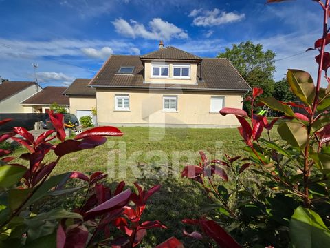 Sur la commune de Romorantin-Lanthenay, je vous propose cette maison de 147.5 m2, qui plaira à une grande famille. L'habitation est formée de 5 chambres, d'un espace cuisine et d'une salle d'eau. Pour tirer pleinement avantage de toutes ces chambres,...