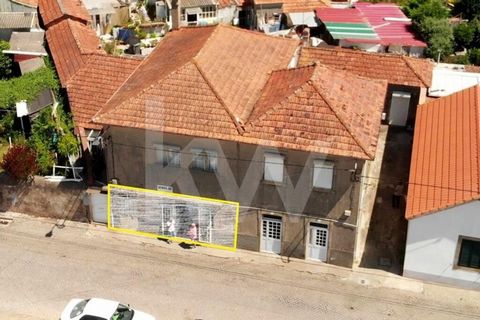 For investors, commercial space of 82m2 in the central area of São Felix da Marinha.Excellent investment, it is currently leased with an annual rate of return of 8.4%. A large space of 76m2 and with 2 bathrooms. Central area of São Feliz da Marinha, ...