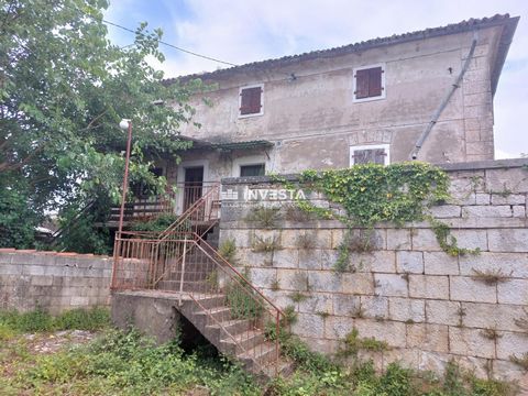   Charming Semi-Detached Istrian House for Sale Near Baderna   Property Description:   A charming semi-detached house is for sale in a quiet location near Baderna. The house is situated on a plot of 350 m², with the house itself covering 120 m² sprea...