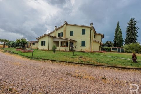 Questa casa bifamiliare promette un'esperienza abitativa da sogno, a due passi dal mare di Marina di Grosseto. Si trova in una posizione privilegiata che offre un'invidiabile vicinanza alla costa e alla tranquilla campagna. La proprietà è immersa in ...