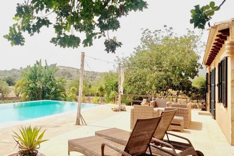 Cette magnifique villa est entourée d'un grand jardin avec de nombreux pins et une tranquillité totale. Il y a également de nombreuses pelouses où les enfants peuvent jouer et, au centre du magnifique jardin, la piscine biologique. Cette villa est id...