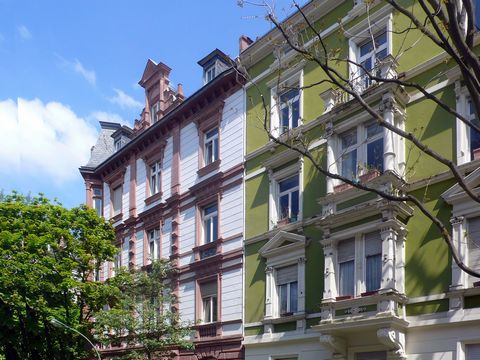 Schöne Altbauwohnung in denkmalgeschütztem Gründerzeithaus von 1886, (Stil Neorenaissance), mit Garten, Bäumen vorn und hinten. 3,40 m hohe Decken, große Kassettentüren und große Fenster. Fußboden Laminat, in Küche historische Zementfliesen, Bad und ...