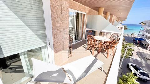 Appartement de deux chambres situé dans un immeuble construit en 1999 en première ligne de mer à seulement 50 mètres de la plage. L'appartement est orienté plein sud, dispose d'une terrasse, d'un salon-salle à manger, d'une cuisine américaine avec bu...