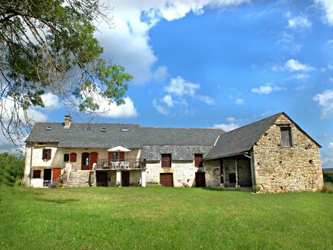 Not far from Caylus, at the entrance to a small village, this house has lots of charm and potential for extension. Set in 1.5 hectares of land, it is ideal for horses, for example. This beautiful renovation has preserved the old features (stones, bea...