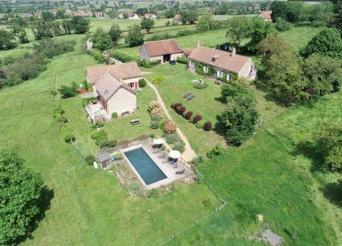 Superbe propriété composée de trois maisons, d'une grange, d'un atelier et d'une porcherie située sur plus de 16 Hectares. La maison principale se compose d'un rez de chaussée (quelques travaux), et d'un loft entièrement neuf situé au premier étage e...