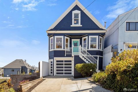 Bienvenido a esta cautivadora casa victoriana encaramada en la parte superior de las escaleras de Kingston Street en Bernal Heights. El nivel principal cuenta con una sala de estar y comedor abiertos iluminados por el sol con techos altos y barandill...