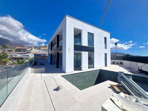 Vrijstaande villa zeer dicht bij de zee in Costa Adeje, met een prachtig uitzicht. Modern minimalistisch design en hoogwaardige materialen. Ontworpen om buiten van te genieten, met verschillende woonruimtes, een privézwembad, een solarium en een over...