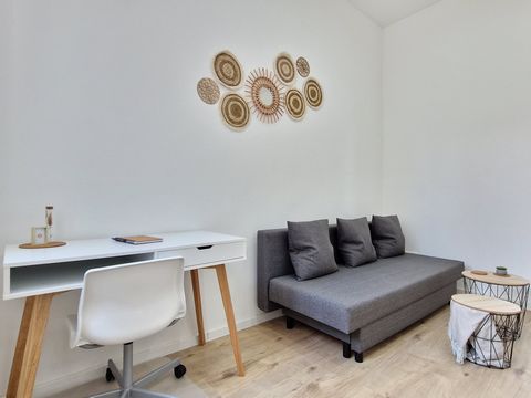 This is a first floor apartment that was completely renovated in 2022. As can be seen in the photos, it is absolutely inviting thanks to the high ceilings and bright furnishings. The accommodation is located in Solingen, 22 km from BayArena, 22 km fr...