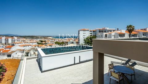 Villa moderne de 3 chambres avec piscine et vues spectaculaires sur la plage de Meia Praia et la ville de Lagos à vendre en Algarve . Récemment construite , cette villa bénéficie de finitions de haute qualité, de l'air conditionné, de grands espaces ...