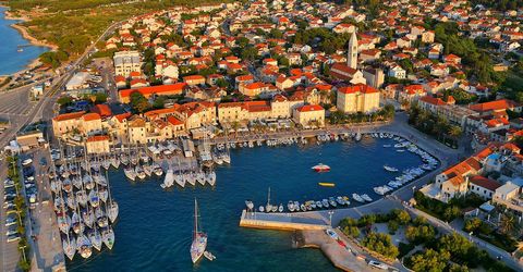 Parcela en una ubicación privilegiada, a solo 80 m del mar claro y cristalino. La ubicación perfecta garantiza la paz y la tranquilidad, ya que está a solo 1 km del centro de Supetar, el puerto de ferry y muchos restaurantes y tiendas. El área de 390...