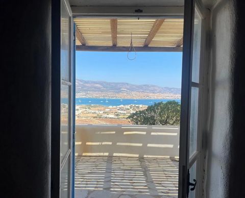 Traditionelles Haus in Antiparos 125qm. mit Meerblick. Das Anwesen besteht aus Erdgeschoss mit Studios mit 1 Schlafzimmer, Bad und Küche. Im ersten Stock befindet sich eine zweistöckige Wohnung mit 2 Schlafzimmern, 2 Bädern, einem Wohnzimmer mit Kami...