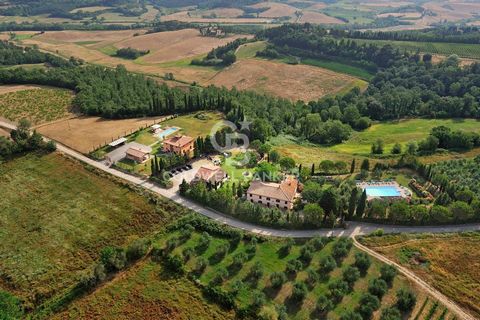 In vendita casale tipico toscano risalente all'epoca ottocentesca attualmente adibito ad agriturismo. La proprietà immersa in un incantevole scenario naturale ed incontaminato ricco di storia e memorie del passato. Il casale principale comprende sei ...