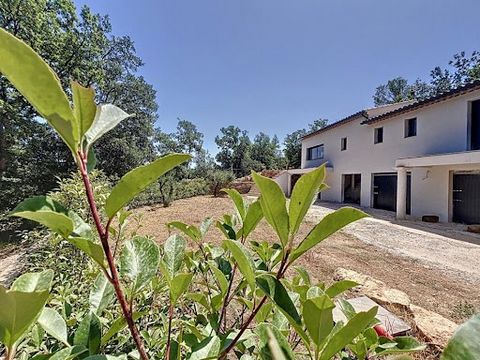 Ontdek dit prachtige nieuwe huis, gelegen op een groot perceel van 4000 m² met overloopzwembad, dat een rustige en aangename leefomgeving biedt. Groot potentieel op twee niveaus, deze woning is een zeldzame kans om te grijpen, of u nu kiest voor leve...