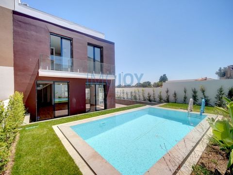 Fantastique villa de 3 chambres à Alcabideche en phase de finition, située sur un terrain de près de 300m2, avec une surface de construction brute de 271m2. Maison composée de 4 étages avec jardin, piscine privée, terrasse avec vue sur la mer et gara...