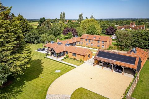 Mill Hill Barn is een uitzonderlijk 'multi-generational' huis, smaakvol afgewerkt, een mix van karakterkenmerken met een ingetogen moderne stijl en allemaal gelegen in een beveiligde gated community. Het 'U-vorm' ontwerp van de schuur creëert een gro...