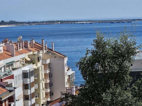 Nous vous présentons un excellent appartement située Rua Paulo Duque, qui a été la résidence d'un décorateur pendant de nombreuses années, ce qui se reflète dans ses détails uniques. Chaque pièce offre une vue imprenable sur la mer et bénéficie d'une...