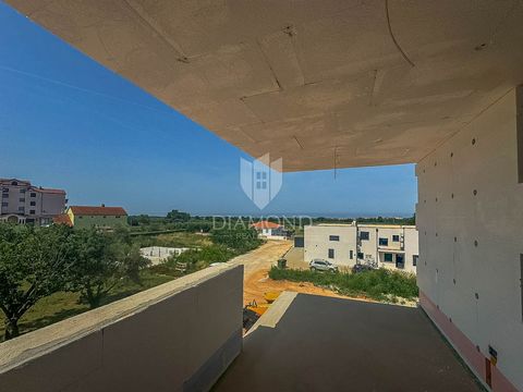 Location: Istarska županija, Umag, Finida. Istrien, Umag Dieses Luxusapartment mit wunderschönem Meerblick befindet sich in unmittelbarer Nähe von Umag. Die Wohnung hat eine Gesamtfläche von 100m2 und besteht aus 3 Schlafzimmern, 2 kleineren Zimmern ...