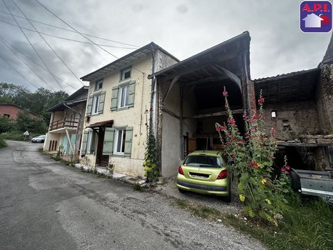 MAISON DANS HAMEAU Dans un petit hameau proche de Castelnau Durban, village avec commerces et école, cette maison se compose d'une pièce de vie et de 3 belles chambres. A l'extérieur, une ancienne grange pourrait être réaménagée en espace supplémenta...