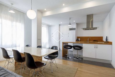 La vivienda se ubica en el barrio de Extramurs. Dispone de tres dormitorios y dos baños y se ofrece con una reforma actual y amueblada. La entrada de la vivienda nos conduce a un amplio salón-comedor con la cocina office equipada. La zona de noche co...