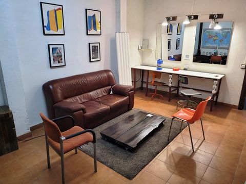 Great office space at street level 250 m. from Calle de Alcalá, next to the metro line 5 (between the El Carmen and Quintana stops).   246 m² cadastral, with 167 m² total usable including an additional small apartment/storage room on the first floor ...