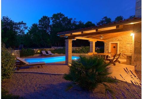 Villa méditerranéenne de luxe en pierre sur l'île de Krk, avec piscine privée, un beau jardin et beaucoup de verdure pour 7 personnes. Belle terrasse avec grill au bois.