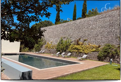 Property ID: ZMPT565866 House in the Quinta da Franca Condominium, in Barcarena. I invite you to get to know this 4 bedroom townhouse, located in an exclusive condominium consisting of 12 identical villas, each with private outdoor spaces. Here, you ...