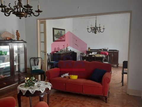 Haus mit zwei Etagen. Bestehend aus 4 Schlafzimmern, 1 Badezimmer, Wohnzimmer und Küche im ersten Stock. Das Erdgeschoss kann in eine Wohnung mit sehr großzügigen Flächen, einer Terrasse und einer Küche mit Backofen umgewandelt werden. Keller mit 56 ...