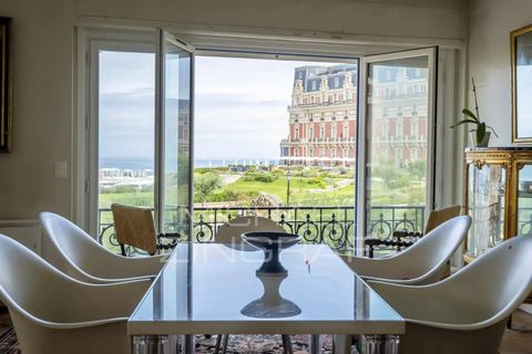 Wir öffnen Ihnen die Türen dieses wunderschönen Familienapartments von ca. 200 m2, das einen atemberaubenden Blick auf den Ozean und das Hotel du Palais bietet. Inmitten der Geschichte von Biarritz, im Herzen einer epochalen Residenz mit Concierge un...