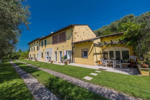 This agriturismo house is a beautiful property in a secluded location with impressive views, located just outside the picturesque town of Bardolino. Due to its impressive location and facilities, this property is suitable both as a flexible tourist r...