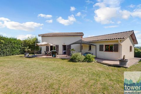 Située à Labastide-de-Besplas, entre Montesquieu-Volvestre et Daumazan sur Arize.... Très belle maison construite en 2007 avec goût et matériaux de qualité sur terrain de 2000 m2 avec piscine. Un grand séjour / salle à manger donnant sur les deux ter...