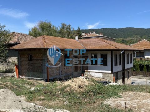 Top Estate Real Estate ti offre una casa in mattoni a due piani nella città di Elena, nella regione di Veliko Tarnovo, situata vicino al centro della città, ferramenta, farmacia, negozio di alimentari. Il primo piano è costruito in pietra squadrata e...