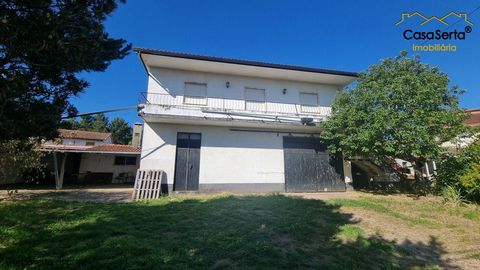 Huis bestaande uit begane grond, eerste verdieping en zolder. Op de begane grond vinden we de garage, twee slaapkamers, keuken, oven en een badkamer. Als we naar de eerste verdieping gaan, vinden we een woonkamer, drie slaapkamers, badkamer en keuken...