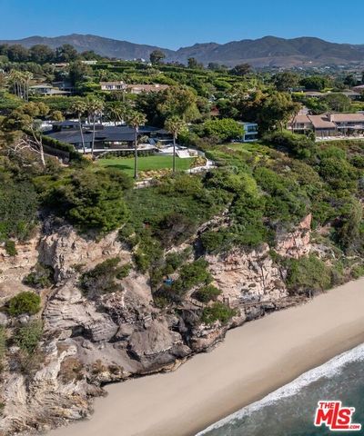 Das Kronjuwel des Cliffside Drive, das auf dem ersten Grundstück mit Blick auf die Landzunge mit privaten Treppen für den Strandzugang an der 50-Yard-Linie der beiden besten Surf-Point-Breaks in ganz Malibu thront; Kleiner Dume und großer Dume. Ungeh...