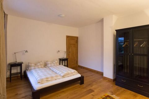 Apartamento vacacional muy espacioso para 4 personas. 2 dormitorios, 2 baños. Televisión, Wi-Fi. Suelos de roble. Ubicación tranquila. Bosque y río al lado.