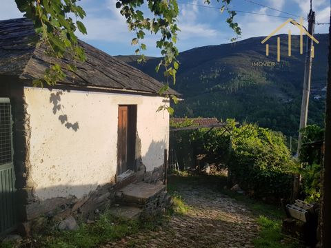 Casa di scisto e ardesia – Serra de São Macário nelle Montagne Magiche. Casa tipica situata nel villaggio di Serraco, comune di São Pedro do Sul e distretto di Viseu. Questo posto è molto tranquillo in mezzo alle montagne. Necessita di ristrutturazio...