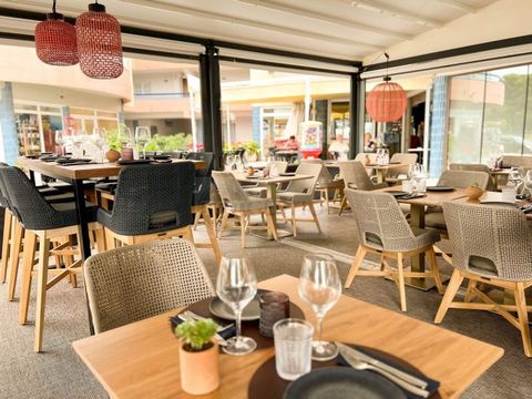 Restaurant for sale in Platja d'Aro, in full operation and with 25 years dedicated to traditional and local cuisine, transformed to modern in all its facilities, furniture and complete equipment both inside, tasting area, dining room and outdoor terr...