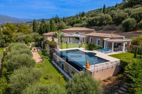 [SOLE AGENT] In the immediate vicinity of Mougins, set in a confidential gated estate just a few steps from shops, this superb villa of 340 sqm of useful area (477 sqm in global) of excellent build quality boasts panoramic views of the surrounding hi...