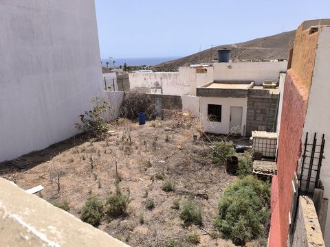 Terreno urbano di circa 265 mq in vendita a La Banda. Il terreno ha due fronti, su Calle Nuestra Señora del Carmen con accesso stradale ha un fronte di circa 14 m circa, e su Calle La Alpispa con accesso pedonale, ha anche un fronte di circa 10 m. Qu...