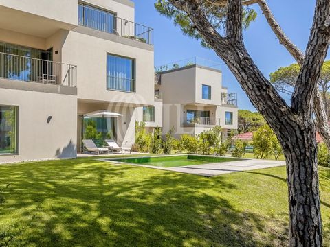 Appartement 4 pièces avec 182 m² de surface privée brute, trois places de parking, terrasses de 33 m², piscine privée chauffée et jardin de 401 m², situé à Quinta da Marinha, Cascais. L'appartement dispose d'un salon et d'une salle à manger avec accè...