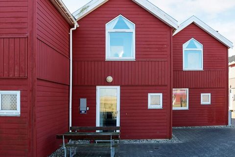 Ferienwohnung mit Meerblick und besonders attraktiver Lage, direkt neben dem kinderfreundlichen Strandufer und zugleich in der Nähe des Hafens von Øster Hurup. Von hier aus hat man es generell nicht weit zu allen Aktivitätsangeboten des Ferienortes. ...