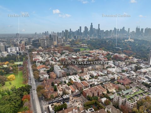 Présentation d’un bâtiment indépendant Art déco distingué avec une double façade impressionnante d’environ 12,2 mètres, parfaitement positionné dans la zone la plus convoitée de South Yarra. Nichée entre Fawkner Park et les jardins botaniques royaux,...