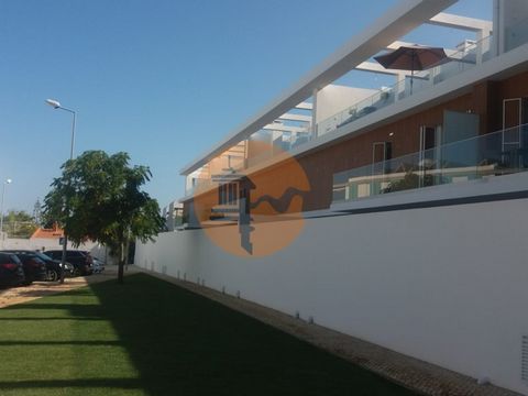 Appartement de 2 chambres à Cabanas de Tavira, composé de 2 chambres (une en suite), 2 salles de bains, cuisine et salon / salle à manger avec terrasse. Avec des finitions de haute qualité, il a de l'air, des panneaux solaires, de la vaisselle suspen...