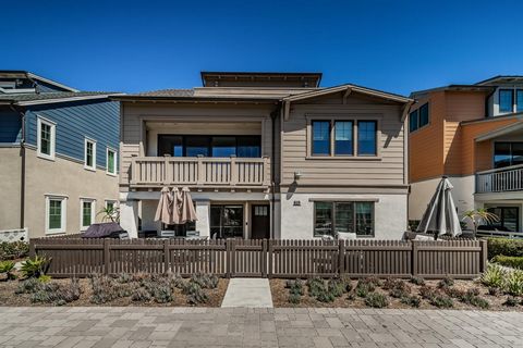 Most sought after penthouse unit in Mission Beach's Bayside Cove. This newly built townhome, completed in 2021, is just steps to the bay and boasts high-end finishes and the potential for great returns. Ideal location overlooking the park with tons o...