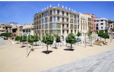 Vi presentiamo una casa esclusiva in vendita nel quartiere storico di La Calatrava, uno dei più antichi e prestigiosi di Palma. Questa enclave, con il suo impianto medievale e le sue strade affascinanti, ospita edifici con un ricco mix di stili gotic...