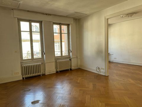 STRASBOURG CONTADES - 4 Zi. 104 m2 - Balkon - Parkettböden/Leisten In der Rue Louis Apffel des Vosges, in der Nähe des Parc du Contades und des Stadtzentrums, im 4. Stock mit Aufzug eines schönen Haussmann-Gebäudes aus dem frühen zwanzigsten Jahrhund...