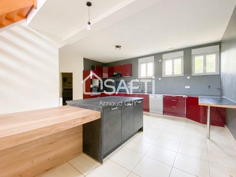 Située à 3minutes à pieds du centre ville de Mamers, cette maison style loft peut que vous charmer ! Celle-ci est constituée d'une grande cuisine aménagée et équipée avec son îlot central, d'un vaste salon / séjour lumineux donnant accès sur une symp...