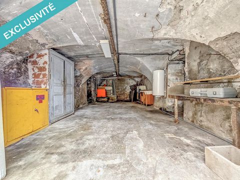 Au cœur du charmant village de Graissessac, je vous propose aujourd'hui ce lot de deux garages au sein d'une petite copropriété bénévole. Le premier garage, d'une superficie généreuse de 50m2, offre amplement d'espace pour le stationnement de véhicul...