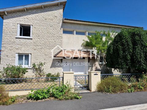 Située dans la commune de Coulounieix-Chamiers (24660), cette maison bénéficie d'un emplacement idéal en ville, à proximité des transports en commun, des établissements scolaires tels que des écoles, un lycée et un collège. Ce quartier dynamique offr...