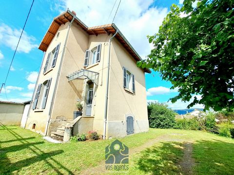 Arlanc // Vos Agents vous proposent... une agreable maison de 90m2 avec son joli jardin clos au coeur de la ville d'Arlanc. Bâtie sur une belle parcelle fleurie, arborée et ensoleillée d'environ 700m2, cette maison, style année 30,avec une belle haut...