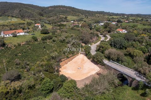 Terreno rustico di 1000 mq in posizione tranquilla, Alfambras, a pochi passi da due ristoranti dotati di servizi. Cosa insolita per un appezzamento di terreno rustico, questo è dotato di acqua pubblica, elettricità e fossa settica. Cancello e recinzi...